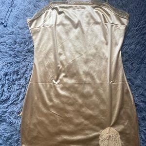 Short nude gown with a slit. Silk material